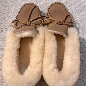 Minnetonka Alpine Sheepskin Moc Slipper size 8